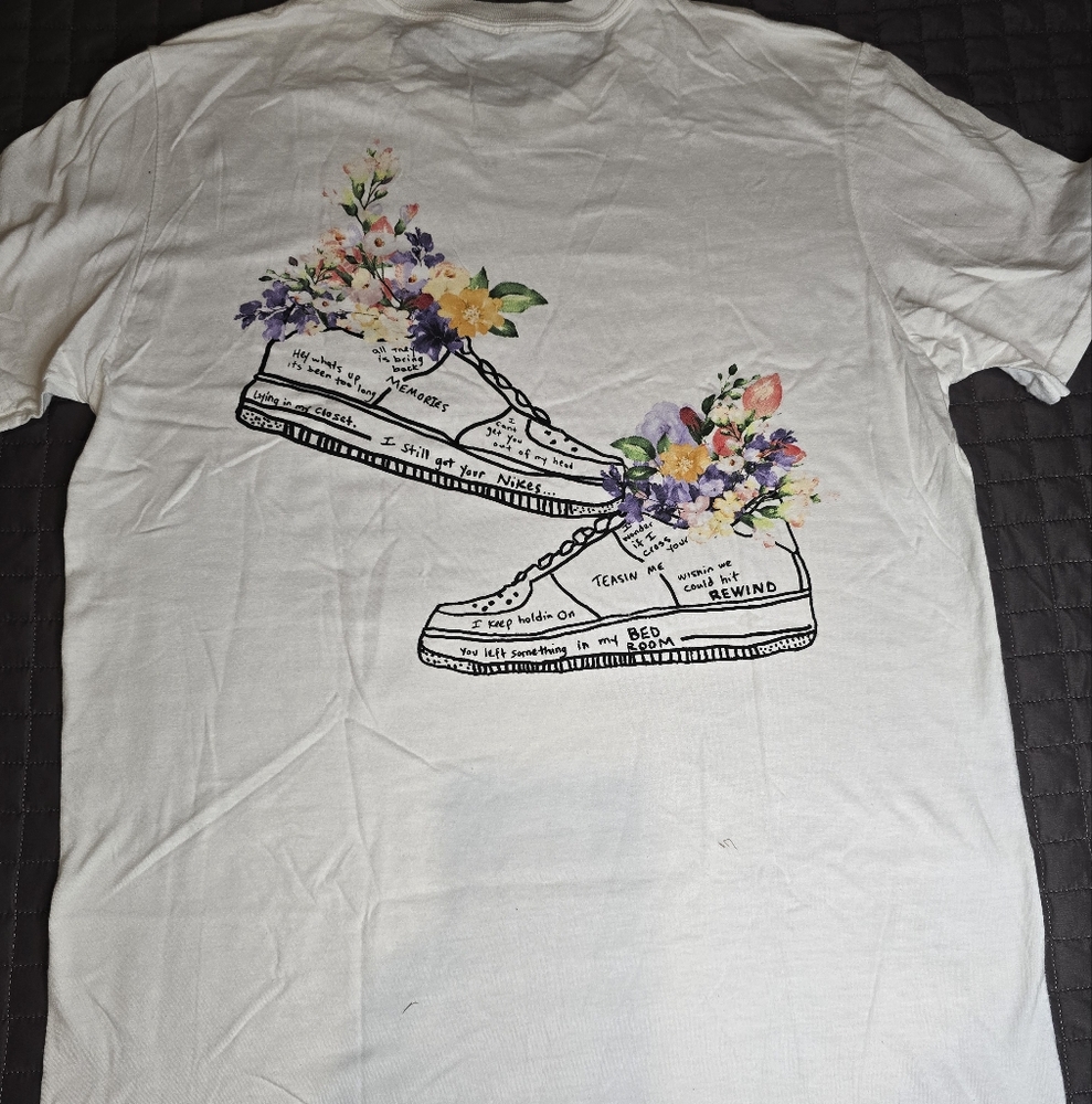 The Thread Shop White and multi-coloured graphic tee with a unique design size m